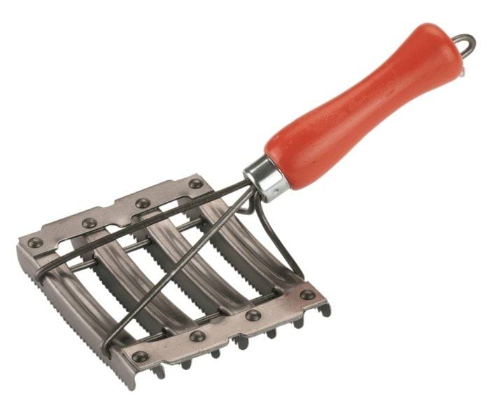 Metal currycomb, 8 open bars, 11 x 12,5 cm