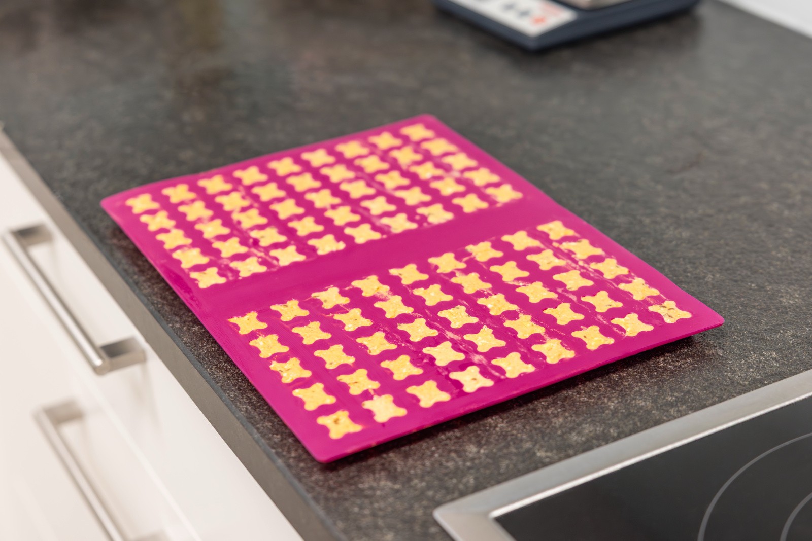Silicone baking mat, pink, 33 x 23 x 1.2 cm, Kerbl